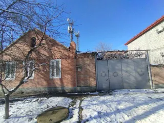 Жилой дом площадью 80,9 кв. м с кадастровым номером 20:17:0222005:536 и земельный участок площадью 652 кв. м с кадастровым номером 20:17:0223003:242 в г. Грозном, расположенный по адресу: Чеченская Республика, г. Грозный, р-н Ленинский, ул. Полярников/Краснознаменная, д 7/72.