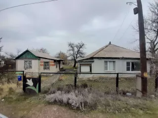 Жилой дом 49,3 кв.м и земельный участок 1500 кв.м, доли ½, Ростовская обл. Жилой дом с кадастровым номером: 61:47:0040401:1015, площадью 49,3 кв.м, по адресу: 347010, Россия, Ростовская обл, Белокалитвинский р-н, п Коксовый, ул Тургенева, 6, размер доли в праве: ½. Земельный участок с кадастровым…