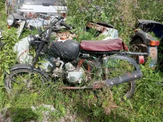 Moped. Механическое транспортное средство мопед, без государственного регистрационного знака, VIN отсутствует. Марка, модель: нет информации. Год выпуска: нет информации. Мощность двигателя: нет информации. Экологический класс: нет информации.