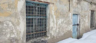 Земельный участок 1154 кв.м с зданием архива 181,3 кв.м, Кировская область. Земельный участок общей площадью 1 154 кв.м. с кадастровым номером: 43:42:000006:37 с расположенным на нем объектом федерального имущества – здание архива общей площадью 181,3 кв.м. с кадастровым номером: 43:42:000006:140…