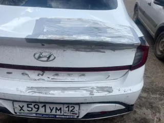 Hyundai Sonata 2020, седан, госномер Х591УМ12, VIN XWEL3416BM0002682, белый цвет. Разбиты крышка багажника и задний бампер. Находится по адресу: РМЭ, г. Йошкар-Ола, ул. Эшкинина, д. 6а. Объем двигателя 1999 см³, мощность 110 кВт (149,6 л.с.), год выпуска 2020. Автомобиль обременен залогом в пользу…