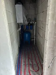 Жилой дом 126.5 м² и участок 1000 м² в Надеждинском районе по адресу: Приморский край, п. Соловей Ключ, ул. Волгоградская, 15. Земельный участок забором не огорожен, кроме дома на участке ничего нет. Жилой дом в недостроенном состоянии, возведены стены, крыша, установлены стеклопакеты, проложен…