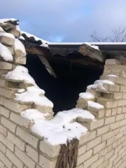 Гараж площадью 18.9 кв.м. на земельном участке 24 кв.м. по адресу: Владимирская обл., Гороховецкий р-н, г. Гороховец, ул. Садовая, на территории механических мастерских сельхоз/артели им. Ленина. Земельный участок категории земель населенных пунктов, вид разрешенного использования - для нужд…