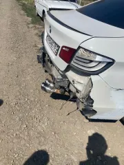 BMW 5201, 2012 г.в., г/н О945НЕ761, VIN X4XXG55440DS37346. Битый передний бампер, на капоте и правом переднем крыле множественные сколы и деформация, на задней правой двери вмятины и царапины, заднее правое крыло деформировано, задний бампер отсутствует, выхлопная труба разбита, сколы на крышке…