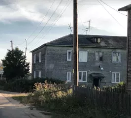 Жилое помещение (трёхкомнатная квартира) 52.4 кв.м., к\н 11:10:4501001:967
Находящийся по адресу: Республика Коми, р-н. Княжпогостский, г. Емва, ул. Авиационная, д. 27, кв. 12
На имущество наложены ограничения пристава в виде запрета на регистрационные действия