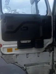 Scania 113 1992 года. Грузовой седельный тягач. На ходу или нет — неизвестно. Дефекты ЛКП, ржавчина, течь воды в салон, масляное запотевание в районе гидроцилиндра подъема кабины. Более подробное техническое состояние выясняйте самостоятельно в ходе осмотра.