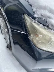 Toyota Camry, 2013 года, 181 лс, 265400 км, АКПП. Автомобиль марки TOYOTA, модель CAMRY, год выпуска 2013, идентификационный номер (VIN): XW7BF4FK10S031357. Состояние автомобиля: Есть трещина в передней правой фары, бампер задний сломан, небольшая вмятина на багажнике, акпп требует ремонта.