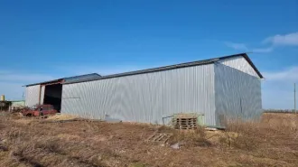 Ангар для полевых работ 297 м² в Краснодарском крае, Белореченский район, Первомайское сельское поселение, на земельном участке (кадастр 23:39:0207003:190). Размеры: длина 33 м, ширина 9 м, высота 4 м. Конструкция из металлоконструкций и профнастила. Объект не имеет кадастрового номера и не…