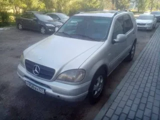 Mercedes-Benz M-Класс 1999 года, 218 лс, пробег 300000 км, полный привод, АКПП. Модель: Mercedes-Benz ML 320. Цвет: светло-серый. VIN: WDC1631541A114200, мощность 218 л.с. (160.3 кВт), объем двигателя 3199 куб. см, номер кузова: A114200. Пробег носит предположительный характер.