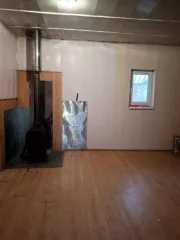 Нежилое здание площадью 41 кв.м, кадастровый номер 35:08:0201034:320 и земельный участок площадью 240 кв.м, категория земель - земли населенных пунктов, разрешенное использование - для торговой деятельности, кадастровый номер 35:08:0201034:182. Адрес: Вологодская область, Тарногский район, село…