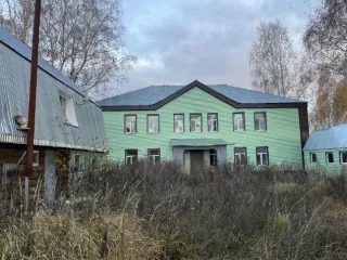 Земельный участок, 1057 +/- 23 кв.м, кад.№ 58:08:0100302:27. Нежилое здание (административное здание), 407,5 кв. м, кад.№ 58:08:0100302:38. Адрес: Местоположение установлено относительно ориентира, расположенного за пределами участка. Ориентир — каменное здание. Участок находится примерно в 60 м от…