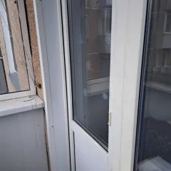 Квартира 28,5 кв.м, Новосибирская обл., 1 комн. по адресу: Новосибирская область, р-н Искитимский, р.п. Линево, пр-кт Мира, д.30, кв.53 (54:07:020102:1178). Вид права: общая совместная собственность. Находится в залоге у ПАО «Сбербанк». Цена: 1 778 400 руб.