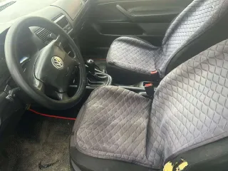 Volkswagen Golf 2001, модель: Golf, год выпуска: 2001, цвет: Серебристый, VIN: WVWZZZ1JZ1W695019, вид собственности: индивидуальная. Особенности тех. состояния: сломано левое боковое зеркало, битое правое крыло, коррозия колесных арок.