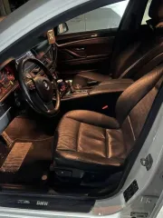 BMW 5 series 2010 года, 204 л.с., пробег 244108 км, АКПП. Легковой автомобиль BMW 523I, седан, госномер M290EE186, цвет белый, VIN X4XFP154XBC484299, ПТС 86 РС 869575, СТС 99 68 666192, летняя резина.