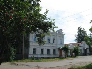 Административное здание 199,6 кв.м, Особняк, Усадьба купца Remyannikova, Чердынь, Пермский край. Административное здание, объект культурного наследия регионального значения "Особняк", входящий в состав ансамбля "Усадьба купца Ремянникова" кадастровый номер 59:39:0010140:46. Нежилое административное…