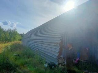 Ангар 224,1 кв.м, конюшня 1486,2 кв.м, земельный участок 28465 кв.м, Костромская область: здание ангара, назначение: нежилое, площадь 224,1 кв.м, кадастровый номер 44:07:132301:201; здание конюшни, назначение: нежилое, площадь 1486,2 кв.м, кадастровый номер 44:07:132301:207, с одновременным…