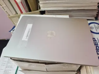 iPhone 16 Pro Max желтого цвета и MacBook Air Apple V2 серебристого цвета. Состояние б/у.