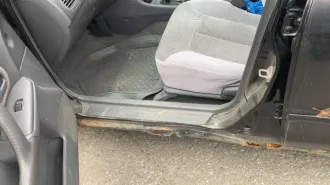 Mazda Familia 1998 года, 130 л.с., пробег 271 240 км, АКПП. Госномер Т450ЕМ49, модель, номер двигателя ZL 229445, номер кузова BJ5W-107756, объем двигателя 1498 куб.см., черный цвет, передний привод. Пробег более 250 тыс.км. Требуется ремонт кузова, имеются значительные повреждения в виде коррозии…