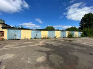 Административное здание, склады, гаражи 1368 м² Орловская область. Административное здание, назначение: нежилое, S - 300,5 м², 1968 г. Склад, назначение: нежилое, S - 118,5 м², 1952 г. Столярная мастерская, назначение: нежилое, S - 174,4 м², 1975 г. Гараж на 7 автомашин, назначение: нежилое, S -…