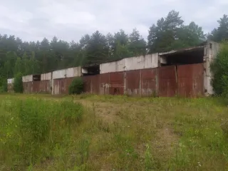 С/х комплекс и недвижимость в Лодейнопольском р-не, Ленинградская область. Имущество по адресу: ЛО, Лодейнопольский р-н: Квартира, 41,7 кв. м; Земельные участки общей площадью 1 366 073 кв. м; Строения: силосная траншея, картофелехранилище, 2 сенохранилища, телятник, откормочная свиноферма и другие…