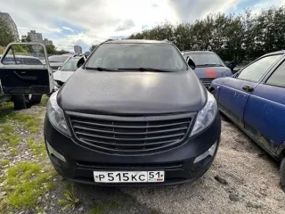 KIA SLS, 2012 автомобиль марки «KIA SLS» (SPORTAGE, SL, SLS), государственный регистрационный знак Р515КС51, 2012 года выпуска. VIN: XWEPC811AC0005566. Ключ зажигания, СТС, ПТС отсутствуют. Трещина на лобовом стекле с левой стороны. Лакокрасочное покрытие (ЛКП) имеет все признаки окрашивания ТС…