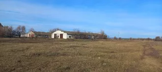 Здание тракторного бокса Здание тракторного бокса площадью 1009,3 кв.м, кадастровый номер 73:07:070804:672, расположенное по адресу: Ульяновская область, Майнский район, с.Загоскино, ул.Колхозная, расположенное на земельном участке с кадастровым номером 73:07:070804:710, площадью 1209 кв.м…