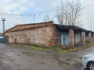 Нежилое здание с земельным участком : г.Ачинск, ул.Трактовая, дом 2 Ценовое предложение не менее цены экономической нецелесообразности. В соответствии с информационным сообщением 
Год ввода в эксплуатацию: 1980 
Количество подземных этажей : 0 
Вид ограничений и обременений: нежилое  
Общая…
