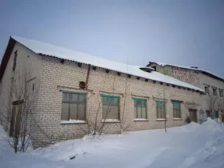 Нежилое здание, кад.№29:06:120110:308, площадью 366,5 кв.м., 
Расположенное по адресу: Российская Федерация, Архангельская область, р-н. Коношский, рп. Коноша, ул. Рабочая, д. 1, принадлежащее МУП "Жилкомсервис" на праве хозяйственного ведения