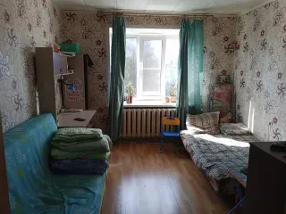 Доля 1/3 в комнате 18,2 м² по адресу: Россия, Республика Коми, г. Сыктывкар, пгт. Краснозатонский, ул. Ломоносова, дом 50, комната 125, кадастровый номер: 11:05:0401011:1118. В ЕГРН имеется непогашенная ипотека в пользу физического лица; возможна регистрация несовершеннолетних.