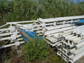 Конструкции колонн и анкерных планок металлические из балки 40К4, стали листовой толщина от 10 мм до 45 мм, огрунтованные. Конструкции балок и прокладок металлические из труб квадратных периметром от 1,3 м до 2,12 м толщин. Конструкции стропильных и подстропильных ферм металлические из труб…
