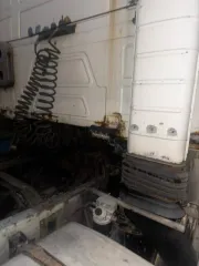 Scania 113 1992 года. Грузовой седельный тягач. На ходу или нет — неизвестно. Дефекты ЛКП, ржавчина, течь воды в салон, масляное запотевание в районе гидроцилиндра подъема кабины. Более подробное техническое состояние выясняйте самостоятельно в ходе осмотра.