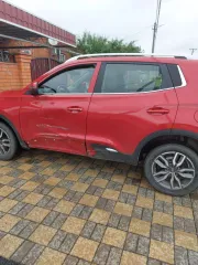 CHERY Tiggo 4, 2022 г.в., VIN: LVVDB21B6PD950833, цвет: красный, экологический класс: пятый, тип ТС: легковой универсал. Находится в залоге у Банка ВТБ (ПАО).