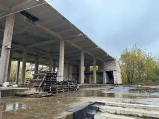 Объект незавершенного строительства (торгово-гостиничный комплекс), назначение: нежилое, площадь застройки 1302,7 кв. м., степень готовности 80%, кадастровый номер 77:17:0130304:1118, адрес: Российская Федерация, город Москва, вн. тер. Г. поселение Воскресенское, поселок Воскресенское, сооружение…
