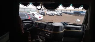 Грузовой тягач седельный ВОЛЬВО VNL64T670, 2005 г.в., г/н О648ВМ75, цвет золотистый, VIN: 4V4NC9TH65N375716, номер шасси (рамы): 5N375716. У ТС частичное повреждение переднего бампера, на переднем крыле с правой стороны установлено дополнительное зеркало заднего вида.