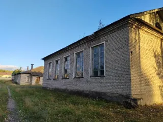 Здание школы 1296,6 кв.м Кировская область здание школы, площадь 1296,6 кв.м, кадастровый номер 43:07:020110:378, 1966 года постройки, назначение: нежилое, 1 этажное, расположенное по адресу: Российская Федерация, Кировская область, м. р-н Вятскополянский, г. п. Краснополянское, пгт Красная Поляна…