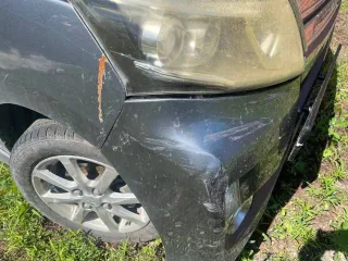 Daihatsu Move 2013, серый, хэтчбек. Год выпуска 2013, VIN LA100S-1045574, пробег 214390 км, госномер К865АТ122. Техническое состояние: повреждения на переднем бампере.