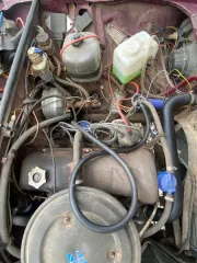 ВАЗ-21074 2003 года, вишневого цвета, VIN XTA21074041841343, госномер К134ОВ43. Магнитола отсутствует, колеса в наличии, без ключей и документов, рабочее состояние не проверялось (Уведомление №2243 К от 22.09.2025 г.). В комплекте бортовой прицеп RINOL 30503 2022 года, VIN EAD301503N0000183…