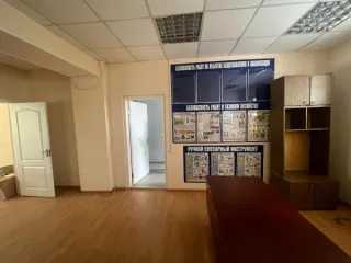 Помещение 34,3 кв.м, Ставропольский край, г. Зеленокумск, ул. Мира, 11, литер А, помещения 46-48 на 2 этаже. Требуется текущий ремонт. Назначение: помещение свободного назначения, за исключением почтовой и логистической деятельности, в том числе деятельности по отправке и получению корреспонденции…