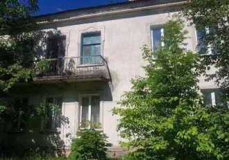 1/37 доли квартиры 54,1 кв.м. в Ленинградской области, Сланцевский район, город Сланцы, переулок Пионерский, дом 6, квартира 01. Кадастровый номер 47:28:0301047:178. Цена 27 000 рублей.