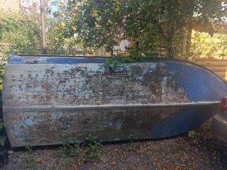 Моторная лодка "Обь" (техническое состояние не проверялось). Имущество продается в том виде, в каком оно есть, в случае продажи возврату/обмену не подлежит. За скрытые дефекты имущества Продавец ответственности не несет. Вид водного транспорта: лодка, год выпуска: -, VIN (заводской) номер: -…