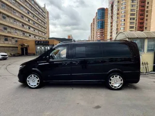 Mercedes-Benz Viano 3,5, 2007 года выпуска, черный цвет; мощность двигателя 231 л.с.; идентификационный номер VIN WDF63981313327520; государственный номер A174AA99. В автомобиле существенно проработан интерьер.