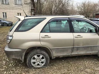 Toyota Harrier, 2001 года, модель 2AZ 0533931, кузов ACU10-0009247, цвет серый и темно-серый, 160 л.с. (120 кВт), 381000 км, полный привод, АКПП, рабочий объем двигателя 2362 куб. см, разрешенная максимальная масса 1855 кг, масса без нагрузки 1580 кг. Транспортное средство давно стоит без движения…