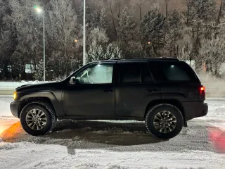 Chevrolet GMT360 (TrailBlazer) 2007 года. VIN: TWFDT13S170000735. Регистрационный знак: Т656ТМ72. ПТС: 39 ТХ 030432. Тип ТС: Легковой универсал, категория B. Год изготовления: 2007. Модель, № двигателя: ККВ С72281045. Номер кузова: TWFDT13S170000735. Цвет кузова: черный. Мощность двигателя: 295…