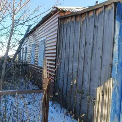 Квартира 61,6 м² в Кемеровской области, пгт Верх-Чебула, ул. 40 лет Победы, д. 1, кв. 1. Кадастровый номер: 42:16:0101002:2356. Земельный участок под домом предоставлен в аренду по договору №136. Финансовым управляющим получено согласие арендодателя, Комитета по управлению муниципальным имуществом…