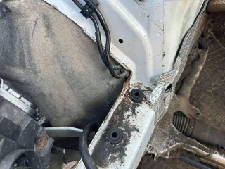 Автомобиль не на ходу, разобраны коробка передач и двигатель (находятся рядом), требуется замена противотуманных фар, покраска бампера, имеются коррозии на крыльях и арках, требуется замена дверных ручек. Были установлены следующие недостатки: слабое масляное давление, перебои в переключении…