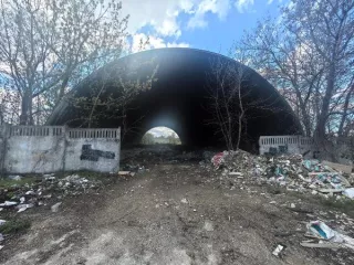 Группа инвентарных объектов с расположенным под ними земельным участком Лот № 1: - ОНС (проект. назн. – неж. здание, ст. готов. – 10 %), пл. застр. 82,9 кв. м, КН 90:12:090801:5227;  - ОНС (проект. назн. – неж. здание, ст. готов. – 10 %), пл. застр. 74,2 кв. м, КН 90:12:090801:5231;  - ОНС (проект…