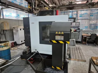 Станок токарный с ЧПУ Goodway GS-2600M, инв. № 267; и вертикальный обрабатывающий центр AWEA BM-1020, инв. № 268.