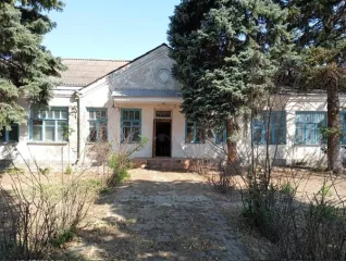 Имущественный комплекс 591.8 кв.м в Краснодарском крае. Включает здание с кадастровым номером 23:11:0202076:46, здание с кадастровым номером 23:11:0202038:85 и земельный участок с кадастровым номером 23:11:0202077:38 площадью 5643 кв.м. Комплекс состоит из нежилого здания площадью 583,4 кв.м и…