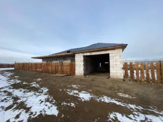 Земельный участок 1000 кв.м и жилой дом 163,1 кв.м, Республика Тыва, Чаа-Хольский р-н. Земельный участок, площадью 1 000 кв. м, с кадастровым номером: 17:14:0102001:266, жилой дом, площадью 163,1 кв. м, с кадастровым номером: 17:14:0102001:481, расположенные по адресу: Республика Тыва…
