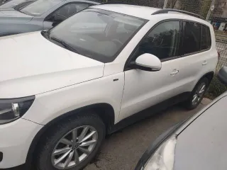 Volkswagen Tiguan, 2016 года, 122 л.с., 83699 км, МКПП, передний привод, цвет белый, VIN XW8ZZZ5NZHG105479, ранее участвовал в 6-ти ДТП, срабатывали подушки безопасности, восстановлен, ключ один, кондиционер не работает, АКБ разряжена, повреждено правое переднее крыло (вмятина), отчет Автотеки…